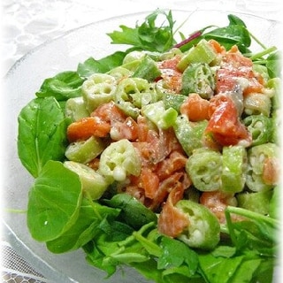 夏野菜で簡単”スモークサーモンとオクラのサラダ”